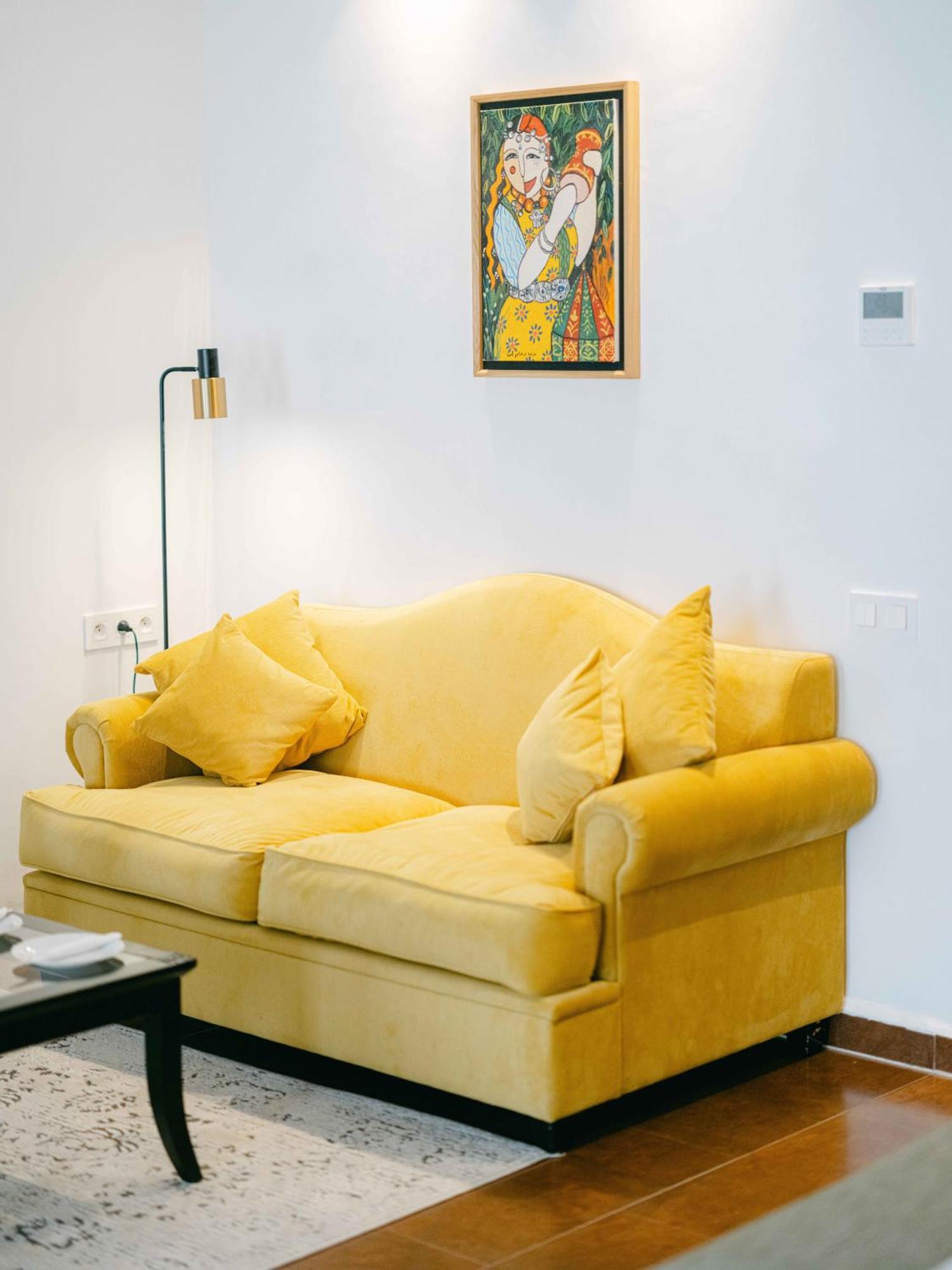 Tikida Golf Palace Agádír Exteriér fotografie A yellow sofa