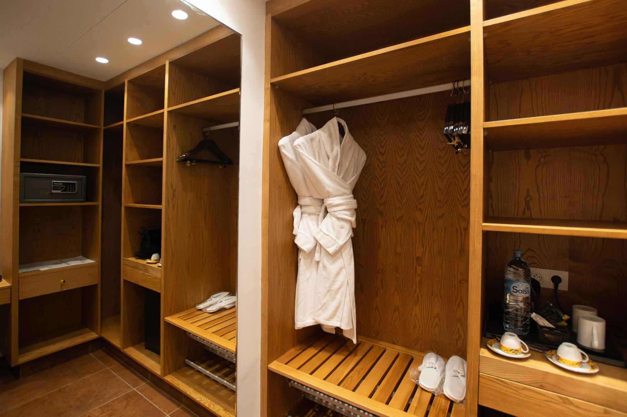 Tikida Golf Palace Agádír Exteriér fotografie A bathrobe hanging in a closet
