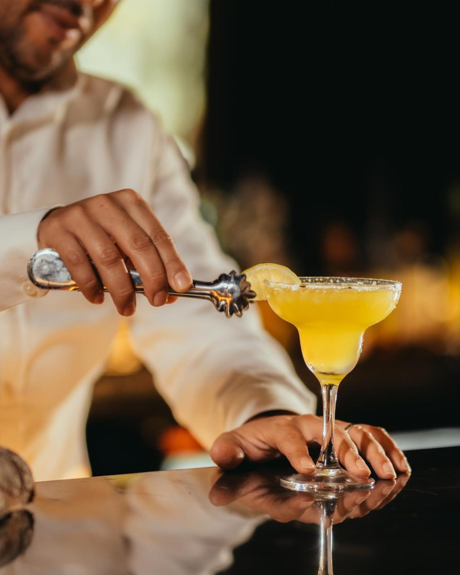 Tikida Golf Palace Agádír Exteriér fotografie A margarita being garnished with a lime